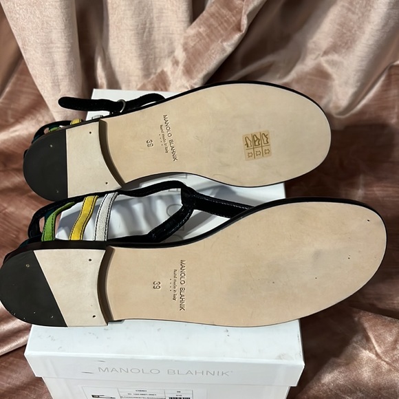 Manolo Blahnik CISSO colorblocked suede sandals.
Flat heel. Size 39 - Picture 6 of 7